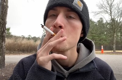 Лечение зависимости от табакокурения в Арзамасе Мужчина с сигаретой делает затяжку