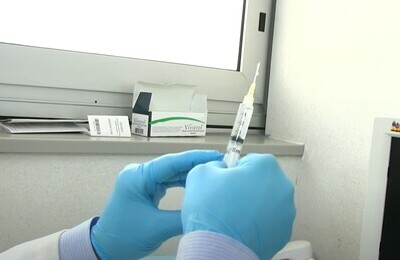 Проведение кодирования Вивитролом в Арзамасе Шприц с Вивитролом в руках у врача